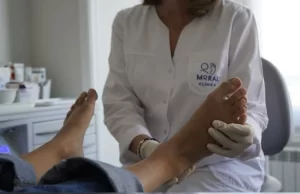 Carmen Moral de Clínica Moral evaluando el pie de un paciente durante una consulta para el diagnóstico de fascitis plantar en Zaragoza