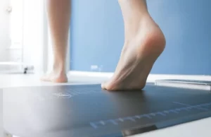 Persona realizando un estudio biomecánico para revisar la pisada en una clínica podológica