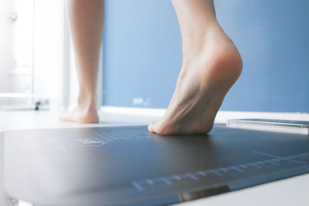 Persona realizando un estudio biomecánico para revisar la pisada en una clínica podológica