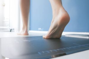 Persona realizando un estudio biomecánico para revisar la pisada en una clínica podológica