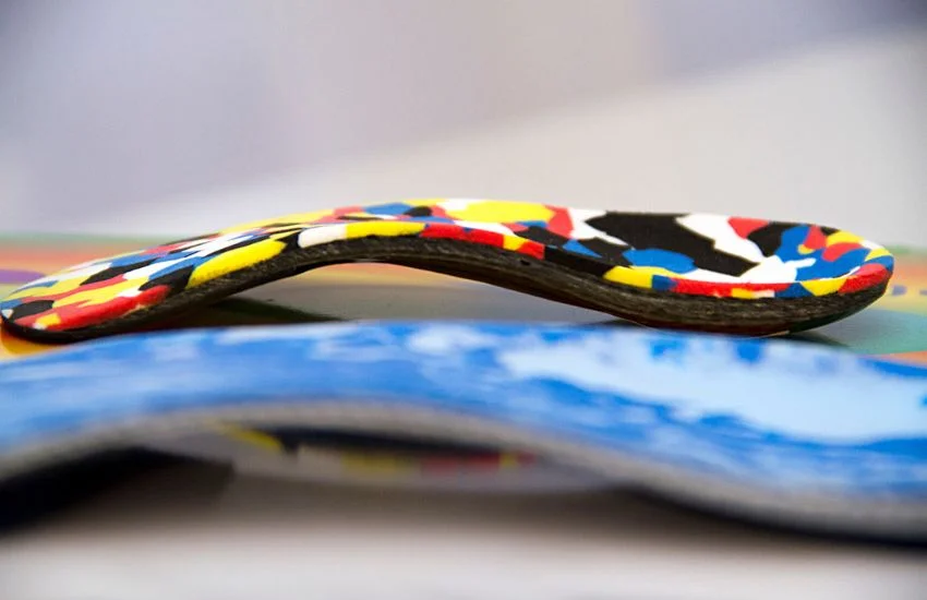 Plantilla ortopédica colorida personalizada para personas con diabetes, diseñada para aliviar la presión en los pies y prevenir úlceras y lesiones.