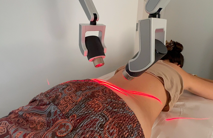 Sesión con láser FX-635 para tratar una sobrecarga muscular en la zona lumbar.